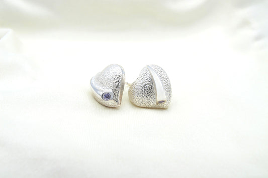 Mira - Boucles d'oreilles à tige en argent sterling en forme de cœur de 15 mm avec cristal lilas