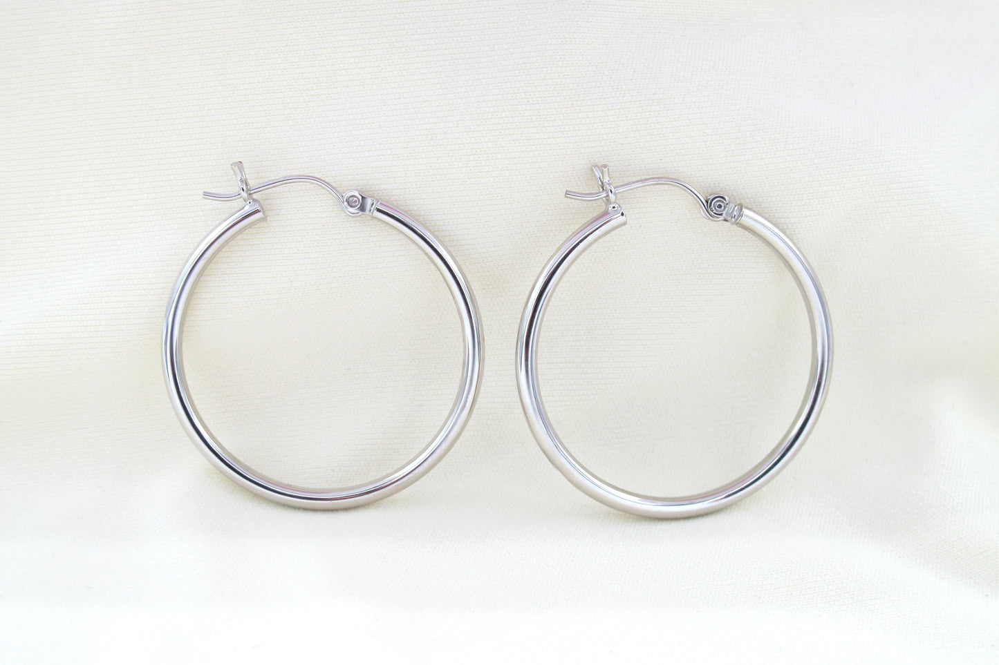 Grace - Boucles d'oreilles créoles tubulaires en or blanc 10 carats de 28 mm