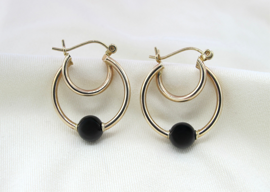 Luna - Boucle d'oreille double créole 20 mm en or 10 carats avec perle noire