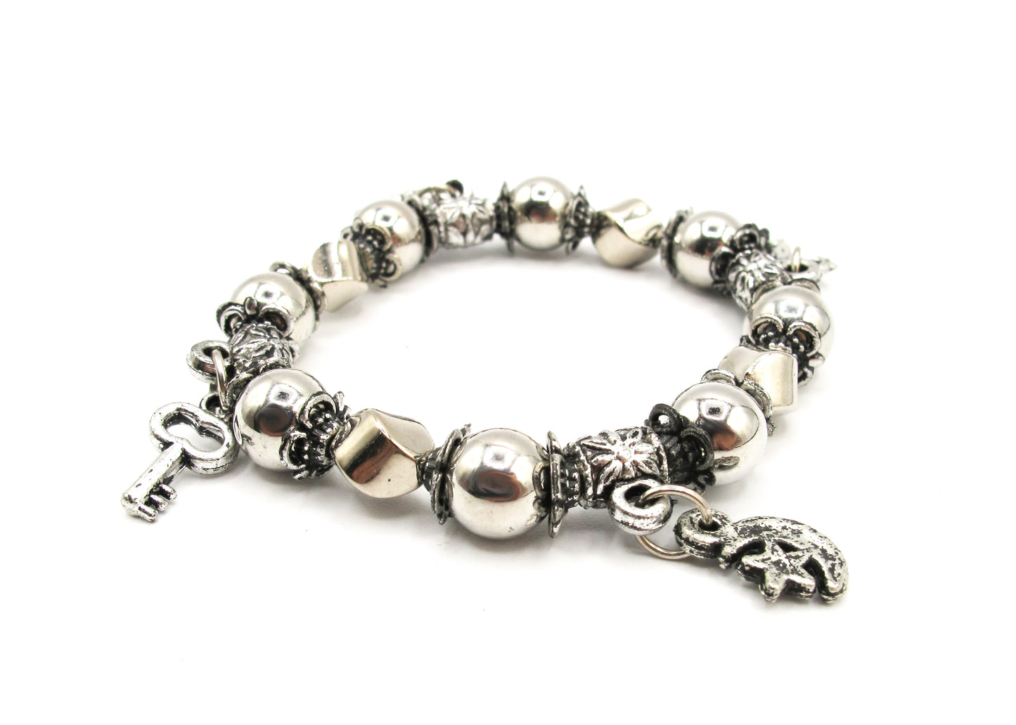 Judith - Bracelet en perles d'argent vieilli avec breloques