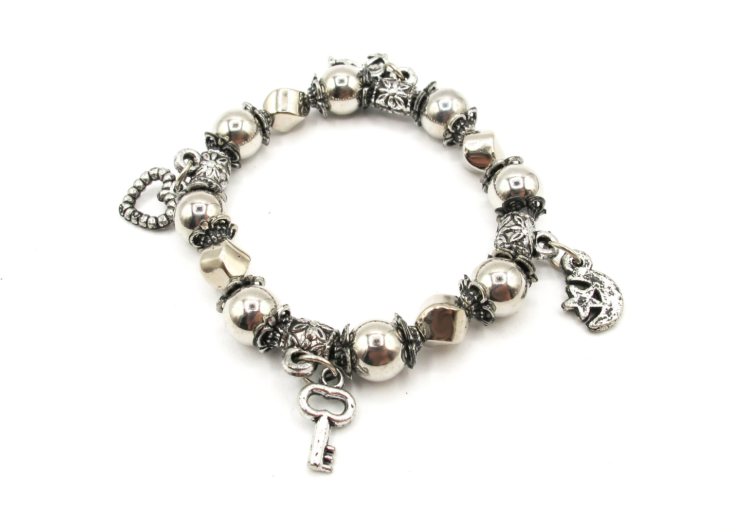 Judith - Bracelet en perles d'argent vieilli avec breloques