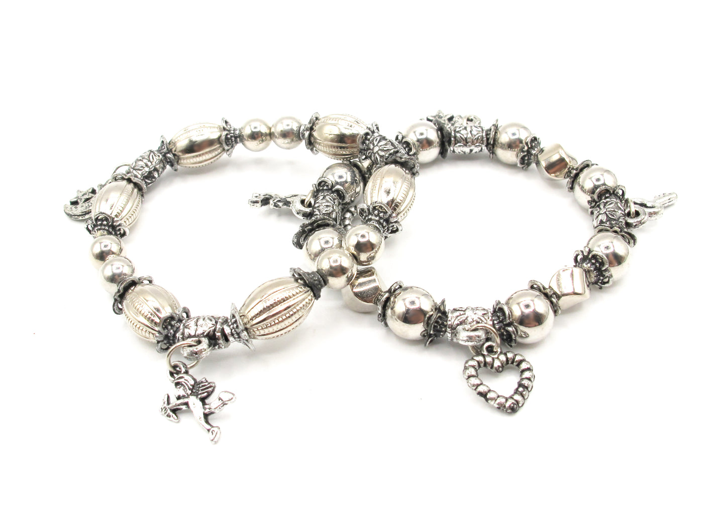 Judith - Bracelet en perles d'argent vieilli avec breloques