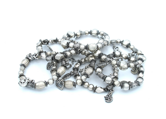 Judith - Bracelet en perles d'argent vieilli avec breloques