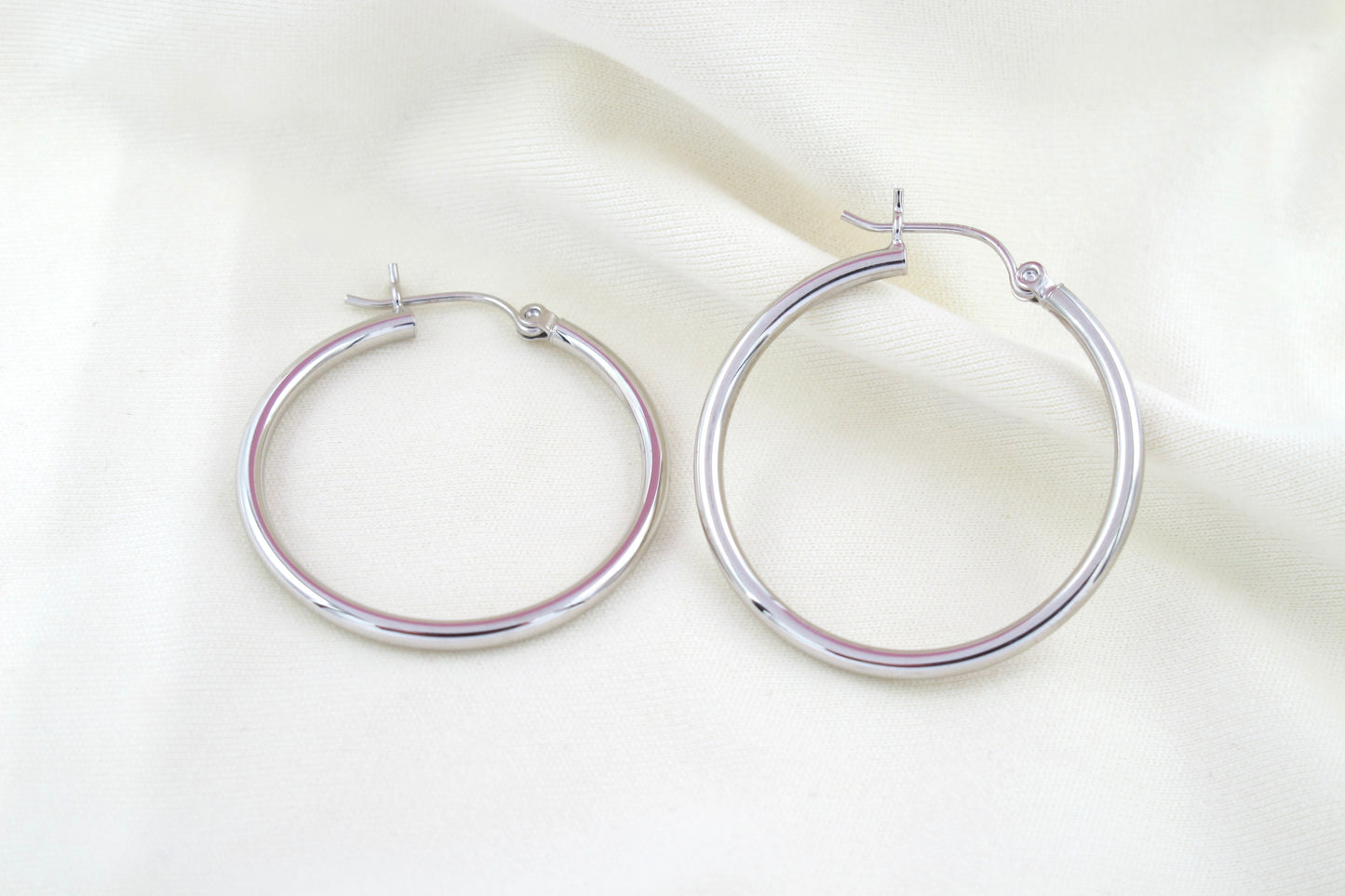 Grace - Boucles d'oreilles créoles tubulaires en or blanc 10 carats de 28 mm