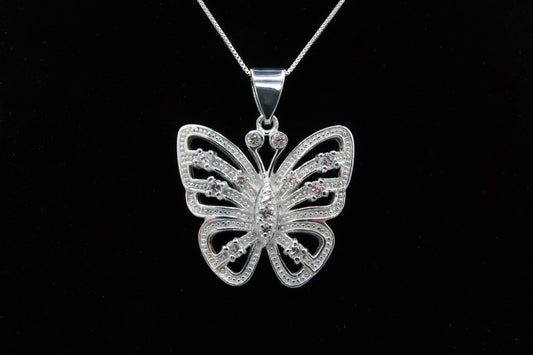 Nadia - Pendentif papillon en argent sterling avec zircones cubiques sur une chaîne en argent sterling