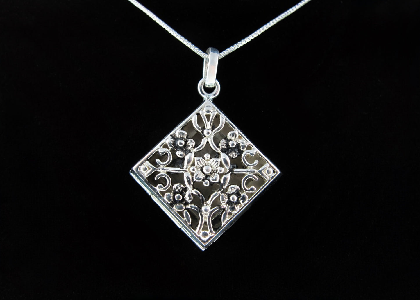 Lysandra - Médaillon en argent sterling oxydé en filigrane sur une chaîne en argent sterling